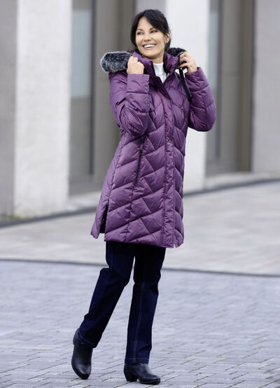 Kort kappa med avtagbar fuskpälskant  Kort kappa med avtagbar fuskpälskant