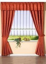 Broderad gardin i rak modell med Plauener-broderi 