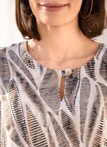 Kl&auml;nning med kort &ouml;gleknappst&auml;ngning 