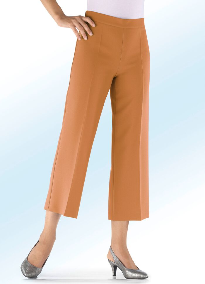 Byxor i moderiktigt f&ouml;rkortad l&auml;ngd 