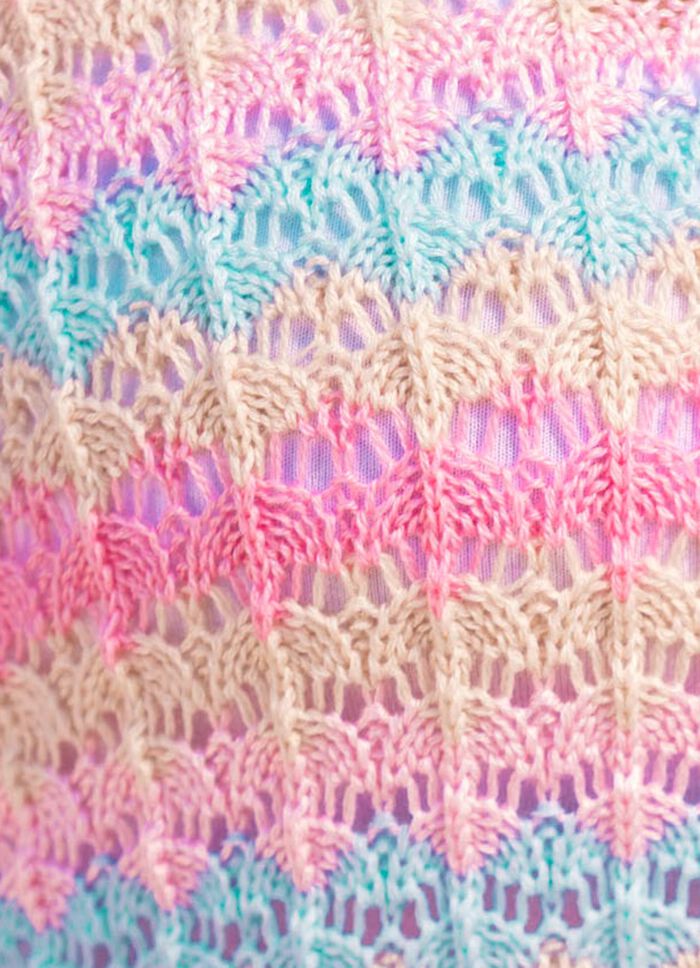 Tr&ouml;ja med &ouml;ppet m&ouml;nster i randig design 