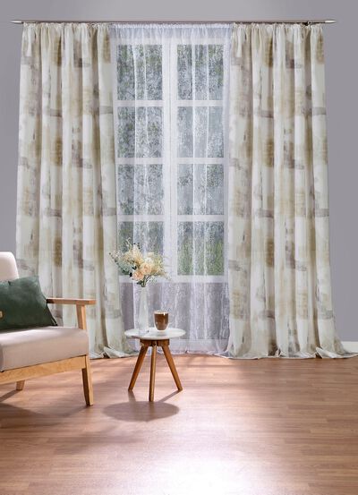 Underbar gardin gjord av dekorativt tyg 