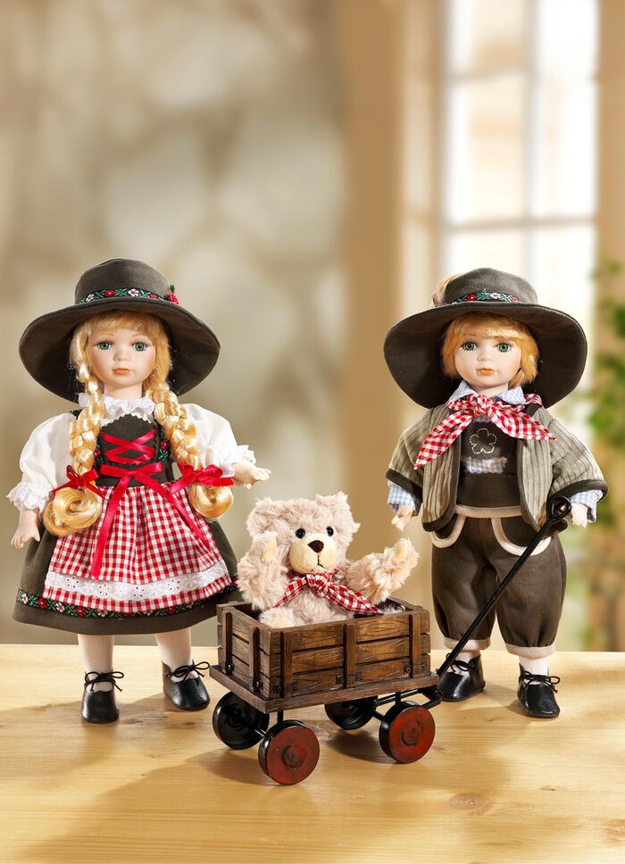 Par dockor med nallebj&ouml;rn i en handk&auml;rra, set om 3 