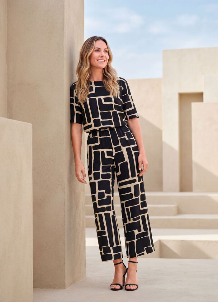 Tr&ouml;ja med b&aring;tringad halsringning 