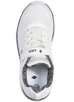 Sneakers gjorda av effektivt m&ouml;nstrat textilmaterial 