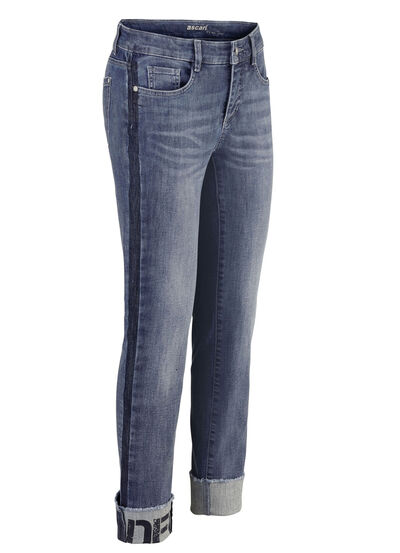 Jeans med franskant och bokstäver på ena benet 