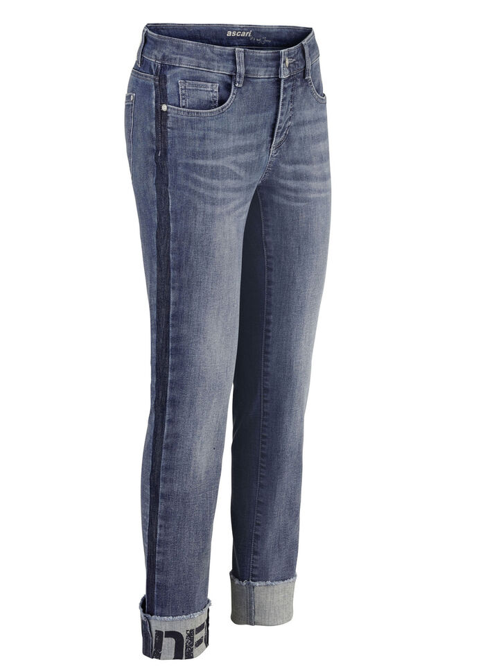 Jeans med franskant och bokstäver på ena benet 