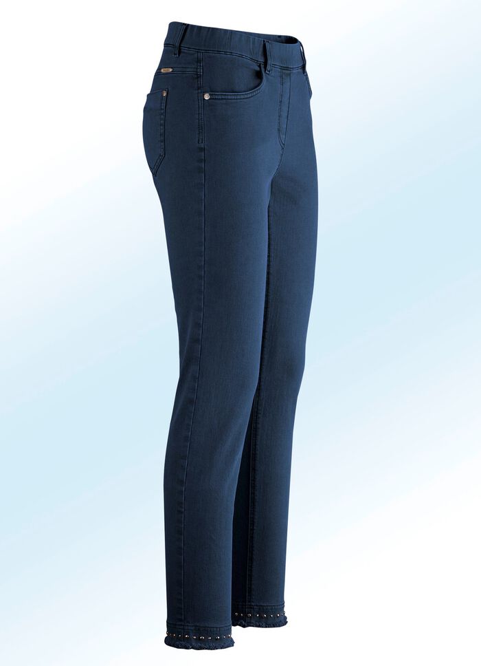 Magiska jeans med fina nitar och en trendig franskant 