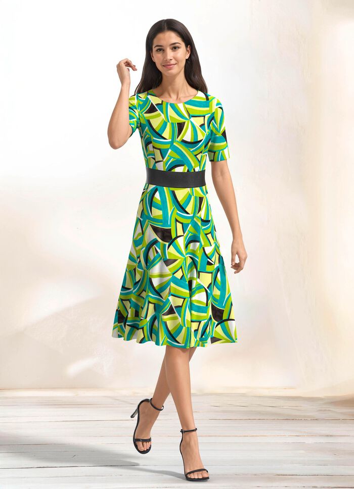 Kl&auml;nning i str&aring;lande f&auml;rg 