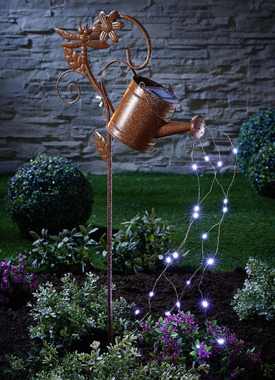 Solcellsvattenkanna av järn i rost utseende 