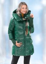 Jacka med l&aring;nga stickade muddar vid &auml;rmslut 