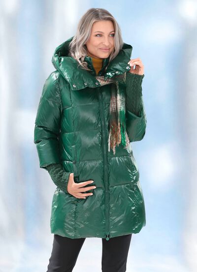 Jacka med l&aring;nga stickade muddar vid &auml;rmslut 