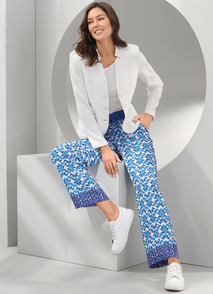 Byxor i moderiktig bredd 