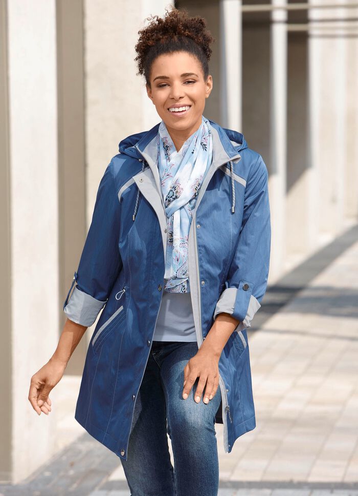 L&aring;ng jacka med upprullade &auml;rmar 