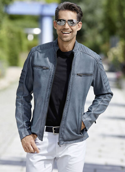 Kort skinnjacka med dekorativa s&ouml;mmar 