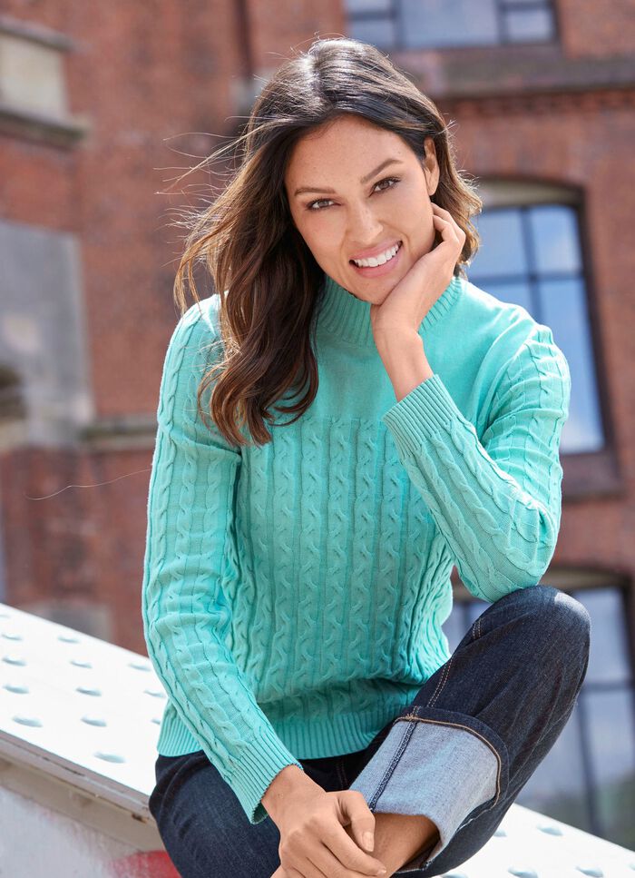 Tr&ouml;ja med dekorativ kabeldesign 