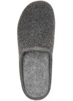 Tofflor gjorda av subtilt m&ouml;nstrat textilmaterial GR&Aring;