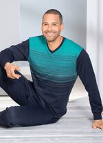 Temperaturreglerande komfortpyjamas med V-ringning fr&aring;n Hajo med garnf&auml;rgat randm&ouml;nster 