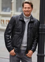 Kort jacka i nappal&auml;der fr&aring;n lamm 