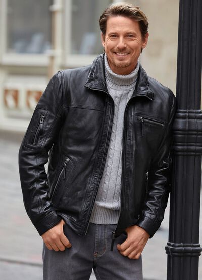 Kort jacka i nappal&auml;der fr&aring;n lamm 