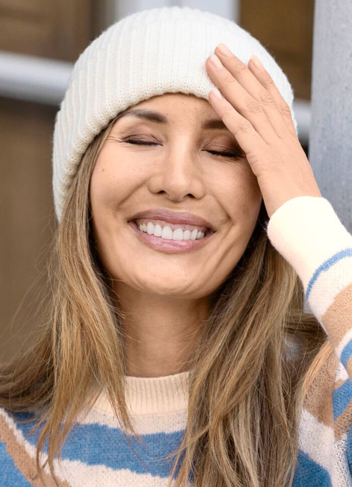 Modern damhatt med uppvik VIT