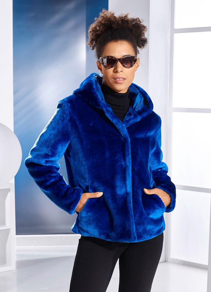 Jacka tillverkad av mysig fuskp&auml;ls 