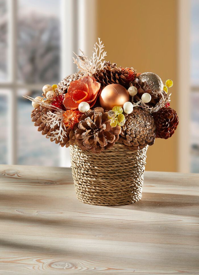 Naturligt blomsterarrangemang i en jutekruka 