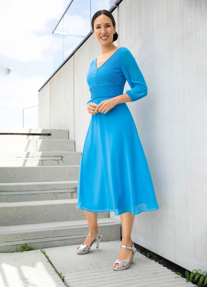 Kl&auml;nning med fina dekorativa kulor 