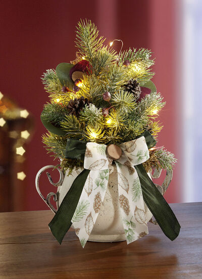 Arrangemang av belyst gran 