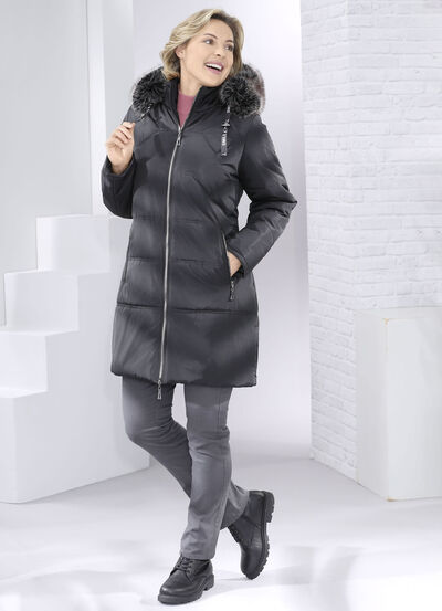 Kort kappa med avtagbar fuskpälskant  Kort kappa med avtagbar fuskpälskant