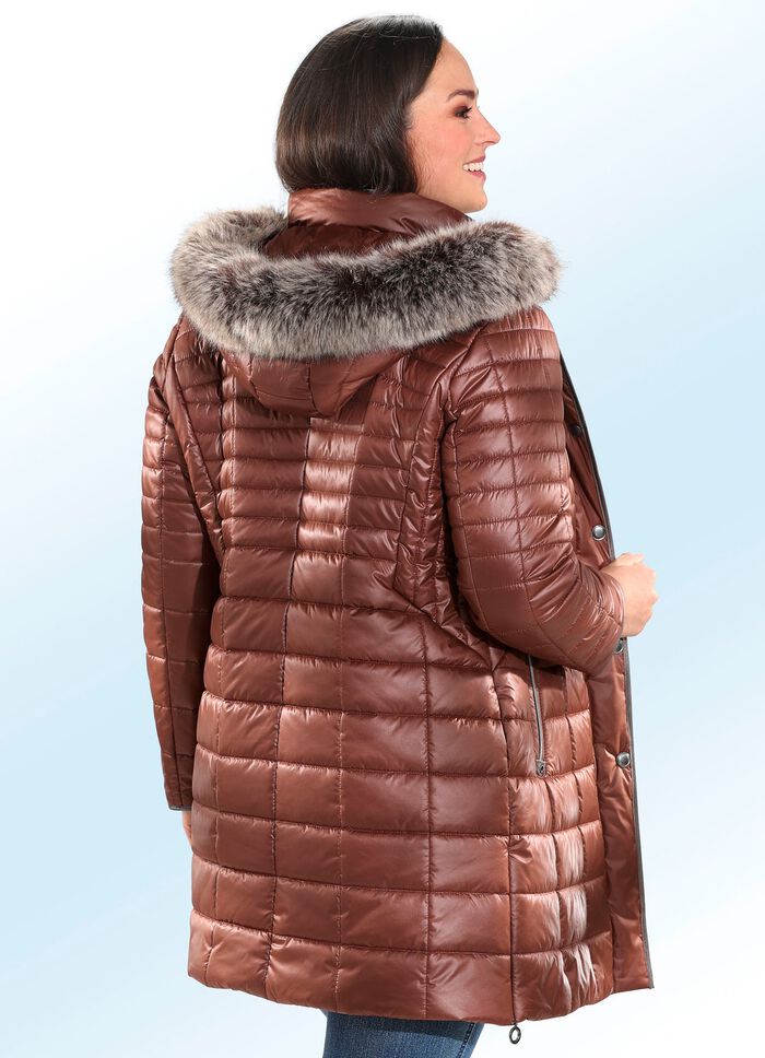 Kort kappa med detaljer i nappal&auml;derimitation 