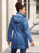 L&aring;ng jacka med upprullade &auml;rmar 