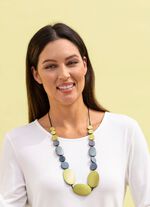 Handgjort halsband med tr&auml;element 