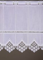 Korta persienner med elegant makraméspets och stavgenomdragning 