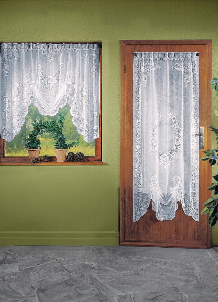 F&ouml;nsterdekoration med stavg&aring;ng 