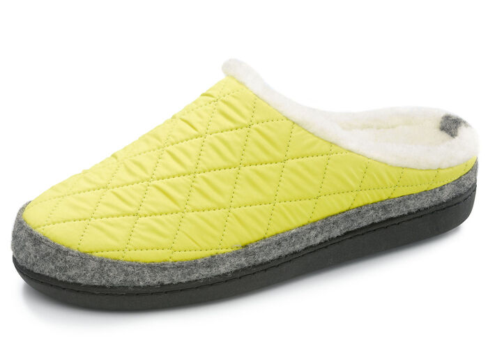 Tofflor gjorda av quiltat textilmaterial GUL