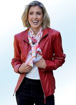 Kort l&auml;derjacka med nitar 
