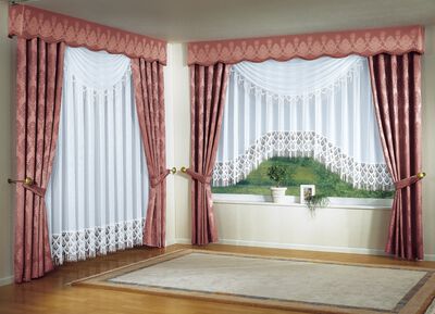 Spetsgardin med Plauener-spets 