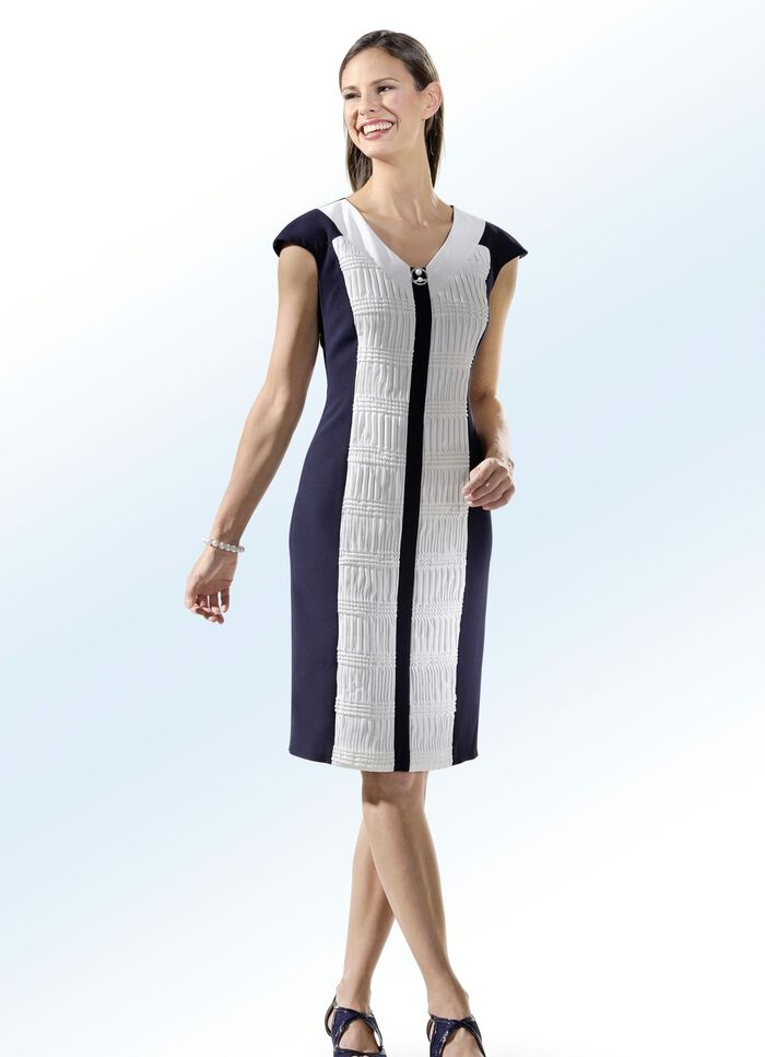 Festkl&auml;nning med smyckesbrosch 