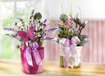 V&aring;rarrangemang med blommor och gr&auml;s i filtp&aring;se 