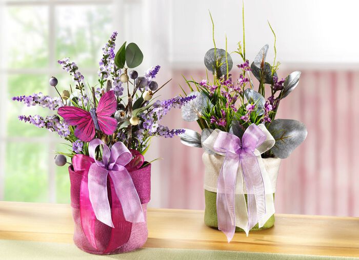 V&aring;rarrangemang med blommor och gr&auml;s i filtp&aring;se 