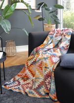 Pl&auml;d med fin virkad f&aring;ll 