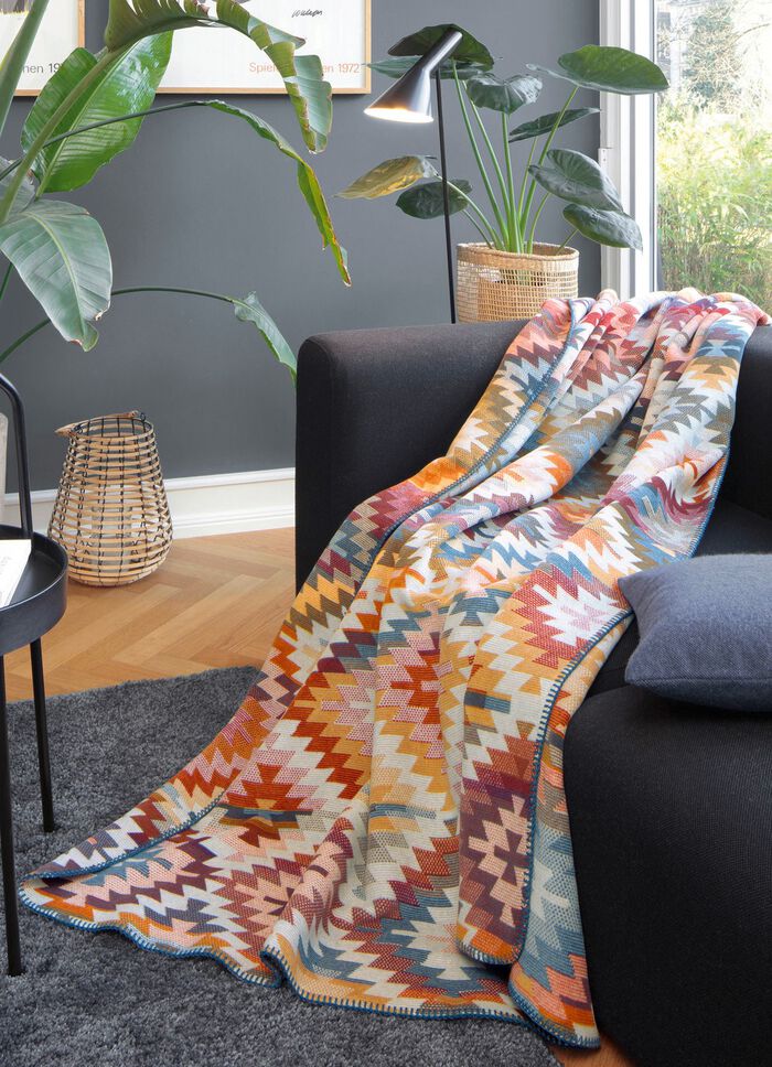 Pl&auml;d med fin virkad f&aring;ll 