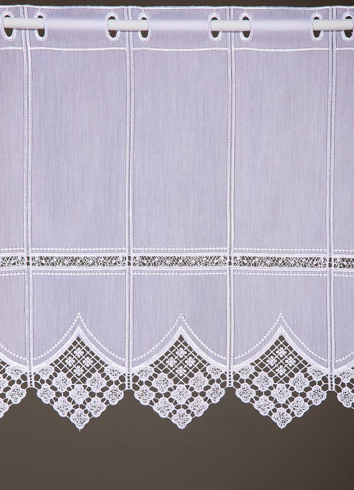 Korta persienner med elegant makram&eacute;spets och stavgenomdragning 
