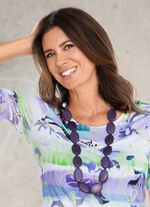 Halsband med smyckeselement av tr&auml; 