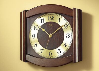 Radiostyrd v&auml;ggklocka i massivt tr&auml; i olika f&auml;rger 