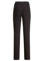 Byxor i en trendig mix av material 