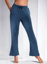 Byxor med l&auml;tt utsv&auml;ngda ben 