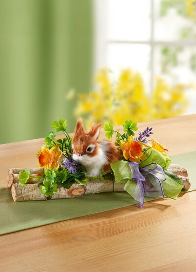 Bordsarrangemang med sm&aring; bj&ouml;rkstammar 