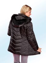 Jacka med kontrasterande dekorativ quiltning 